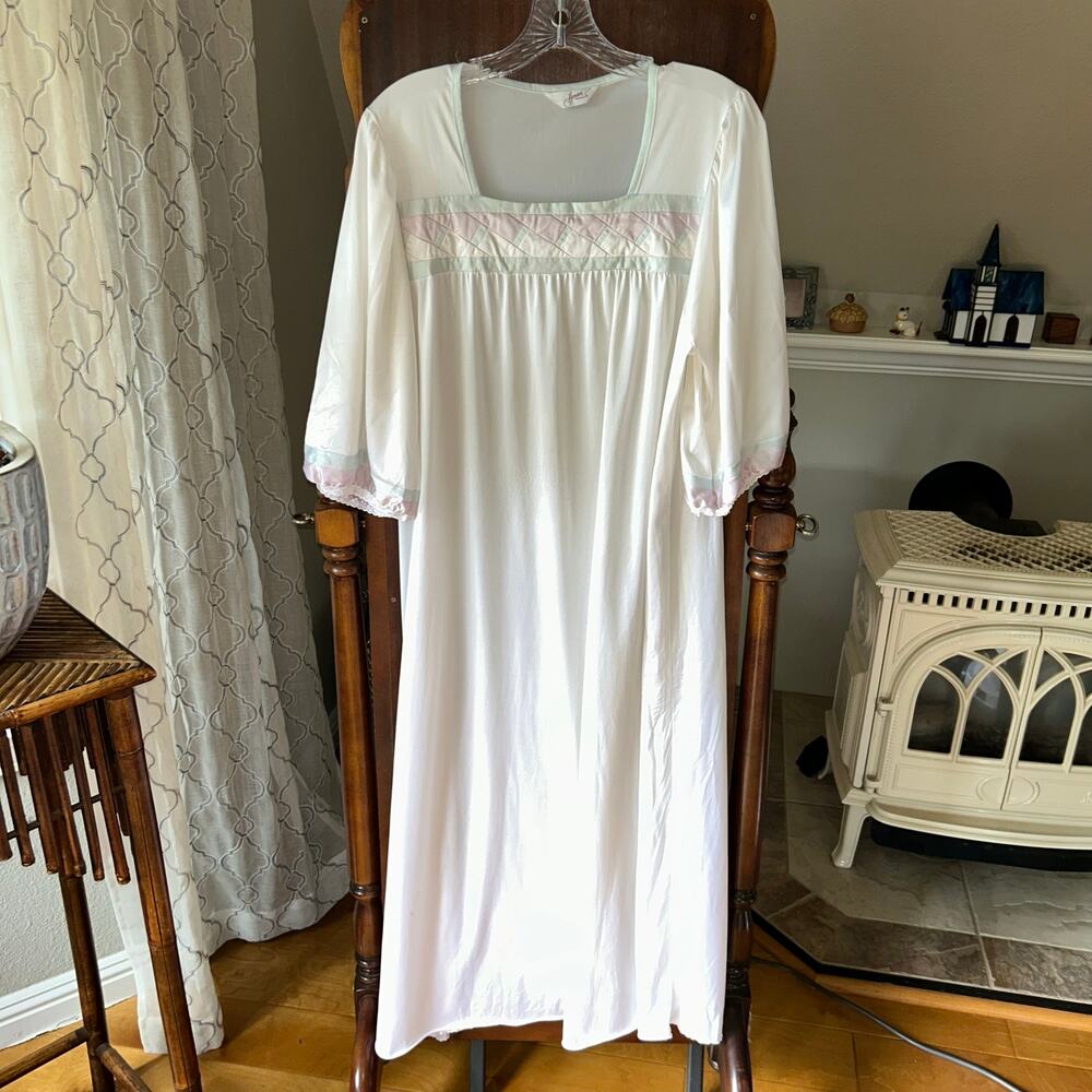 Vintage Henson Kickernick long nightgown white satin medium large